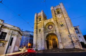 Imagen nocturna de la catedral de Lisboa