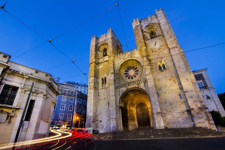Imagen nocturna de la catedral de Lisboa